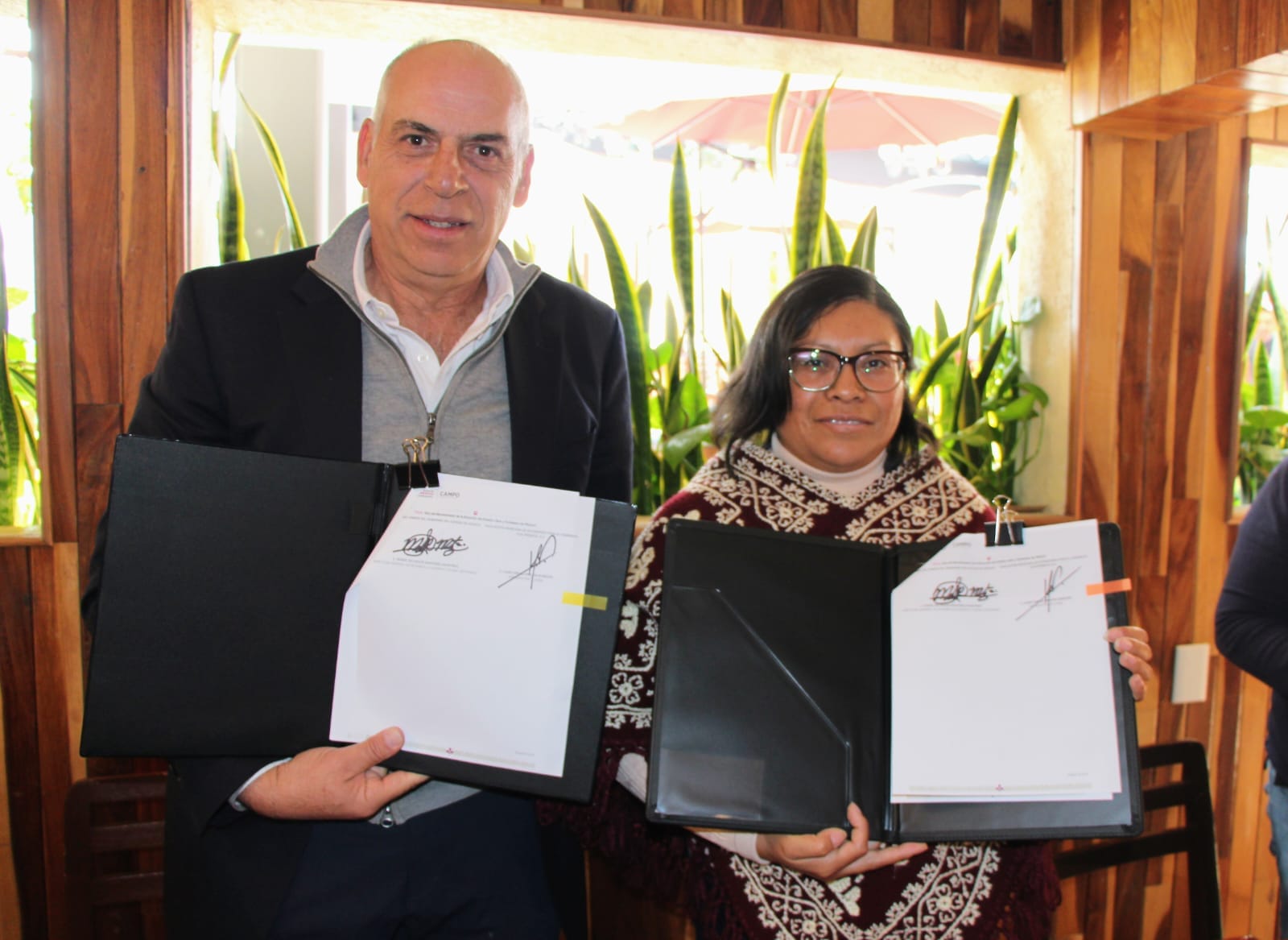 Firma de convenio.