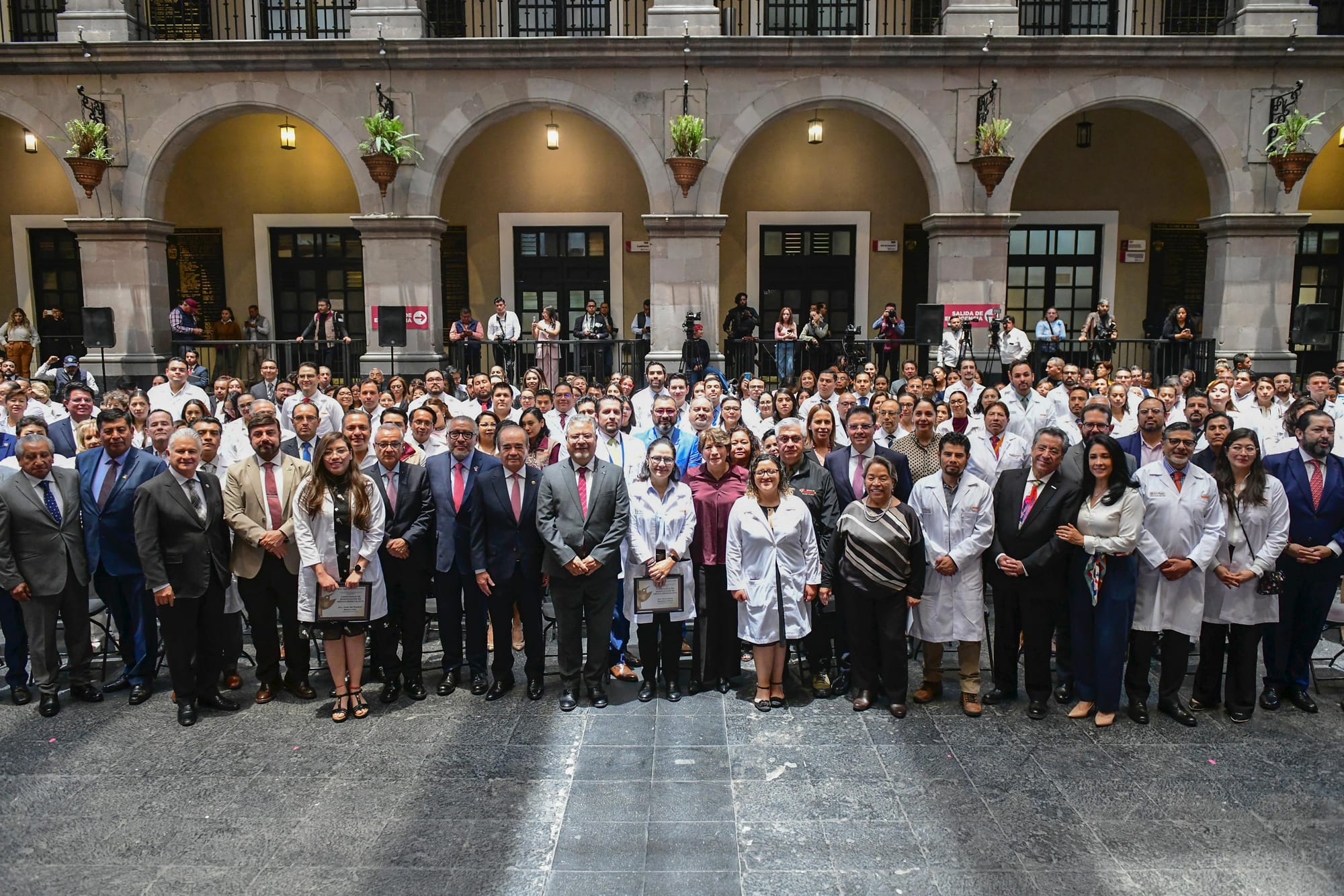 Entregan basificaciones a médicos del ISSEMyM.