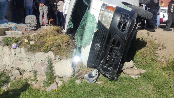 Combi sufre volcadura: hay 16 heridos