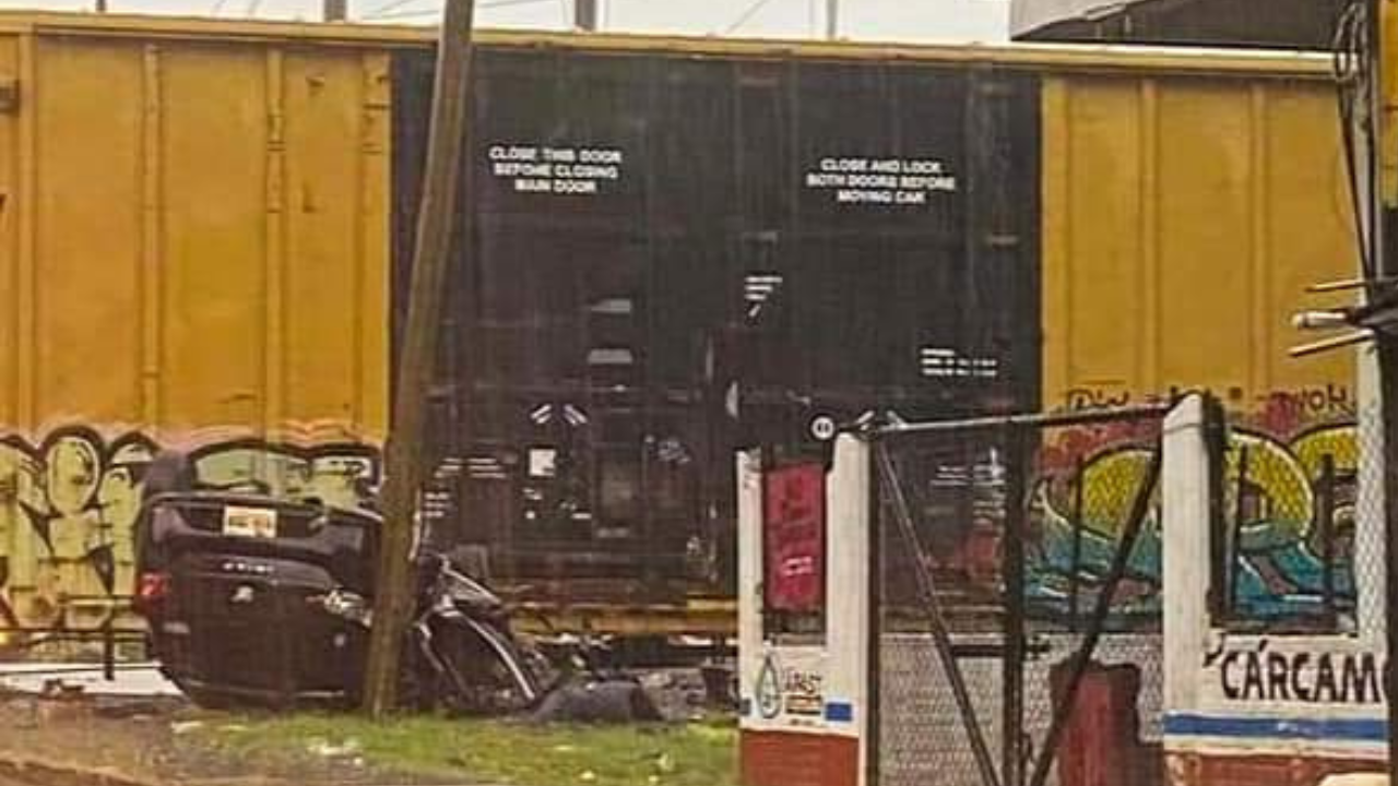 Tren embiste a tráiler y auto particular