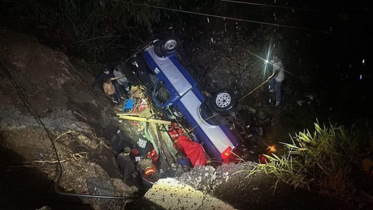 Tragedia en Chalma: Volcadura de camioneta deja dos personas sin vida