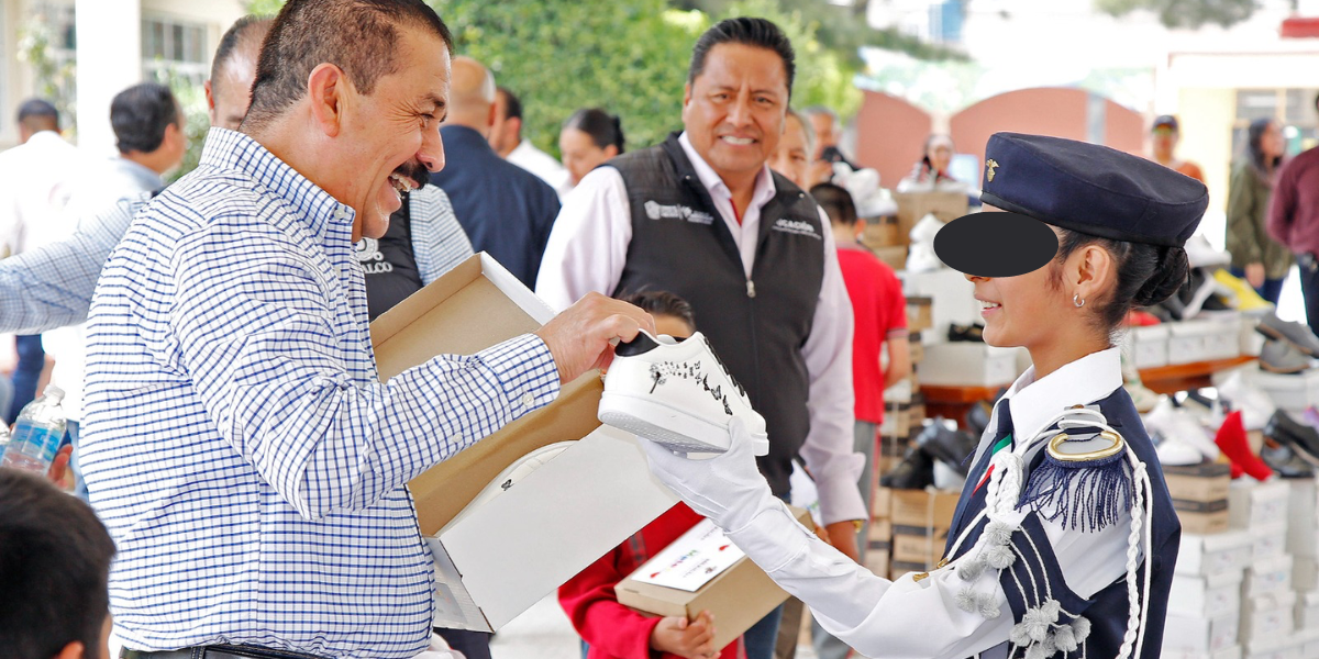 Los estudiantes recibieron de manera gratuita zapatos escolares. 