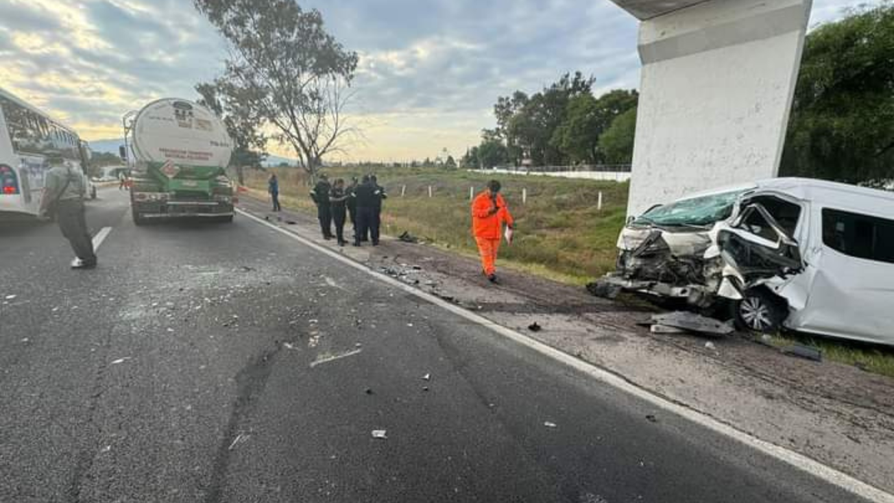 Edomex: choque entre camioneta y pipa deja turista sin vida y varios lesionados