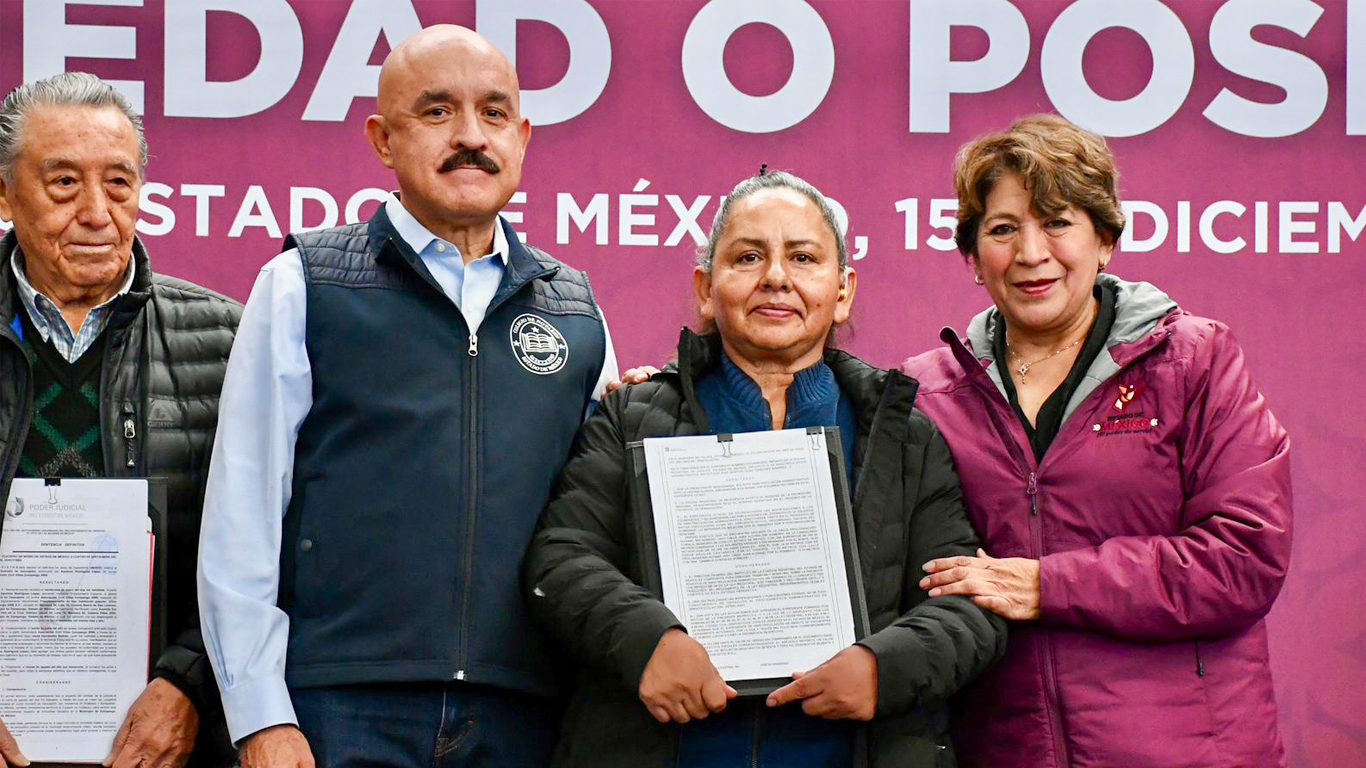 Delfina Gómez entrega de 2,500 títulos de propiedad en Edomex