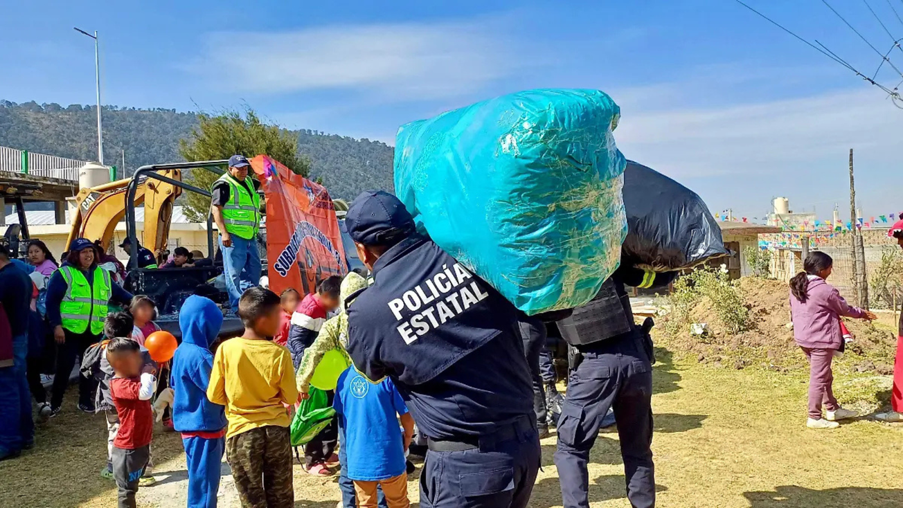 Edomex: SSEM regala juguetes y ropa a niños en situación vulnerable