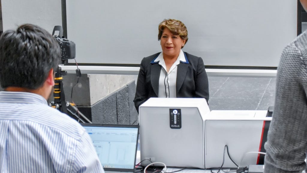 Delfina Gómez tiene ya credencial oficial como servidora pública del Edomex