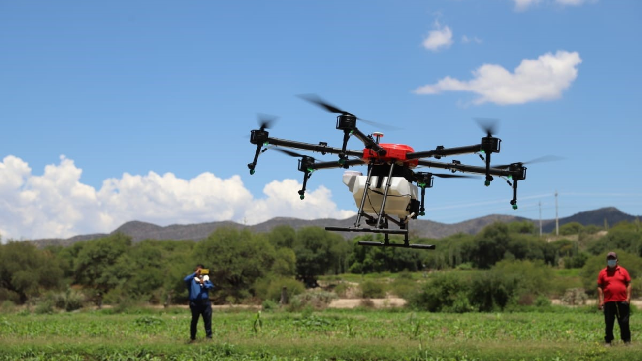 Edomex apoyará con drones y tractores a productores del campo