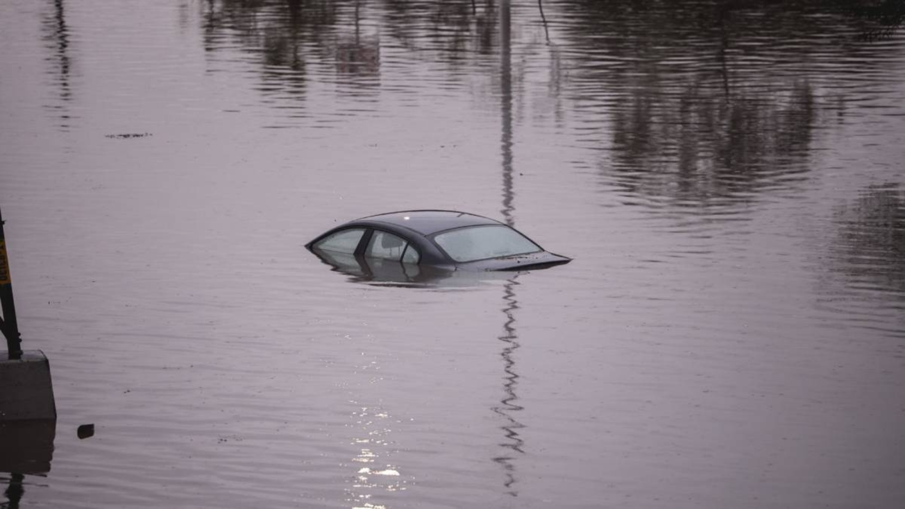 Fuertes lluvias colapsan el Edomex: qué hacer cuando manejas en una inundación