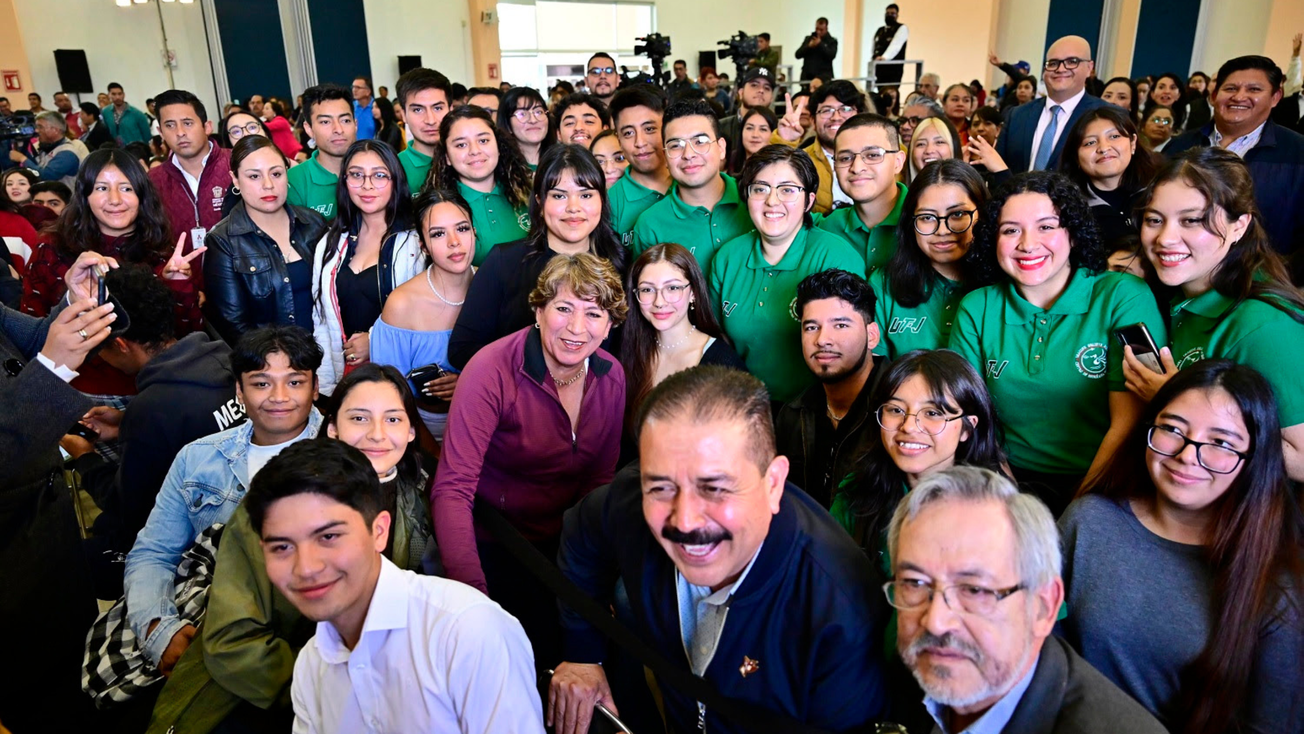 Entrega Delfina Gómez becas a mexiquenses que viajarán al extranjero