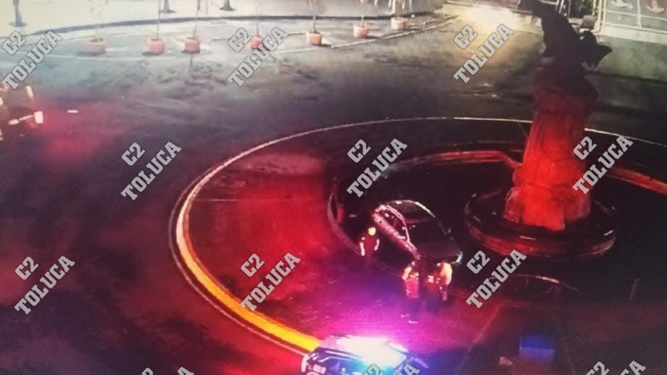 Así habría terminado auto en glorieta del Monumento al Águila en Toluca