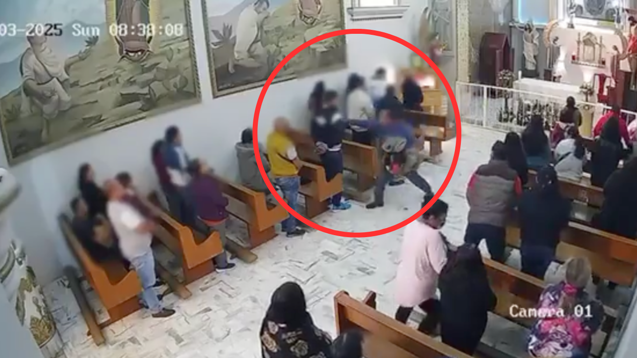 (VIDEO) Hombre apuñala a otro en iglesia de Edomex