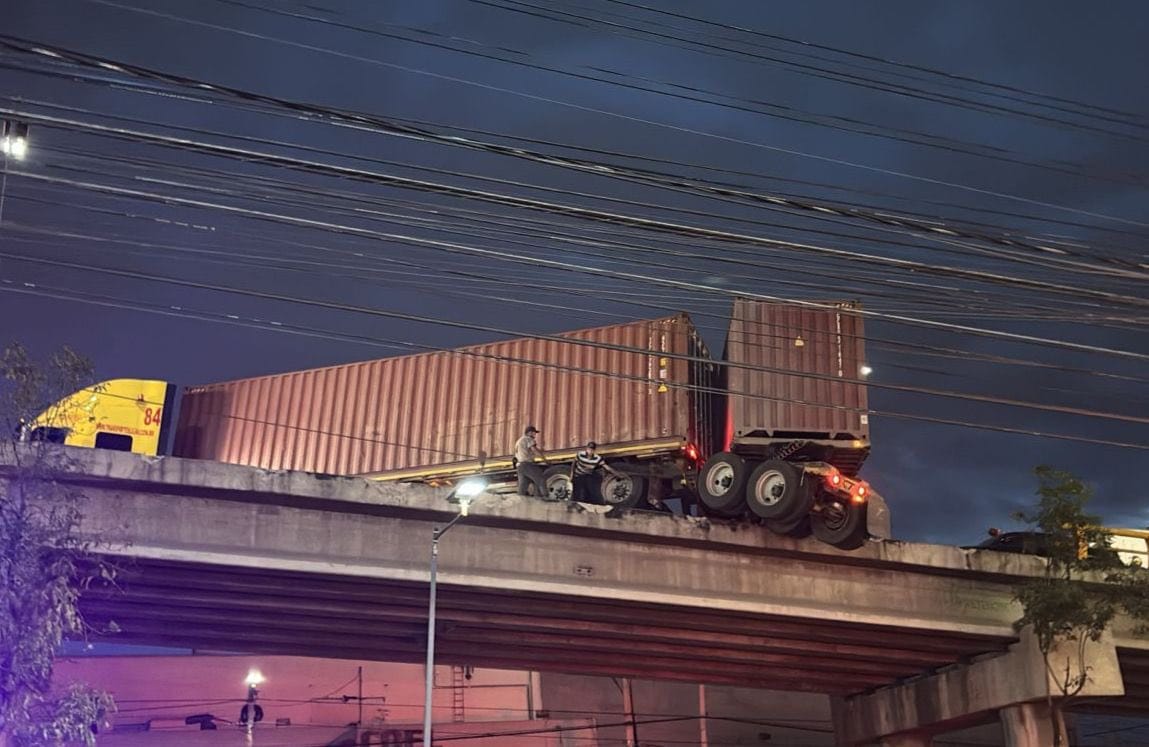 (VIDEO) Tráiler queda colgando de puente vehicular en Naucalpan