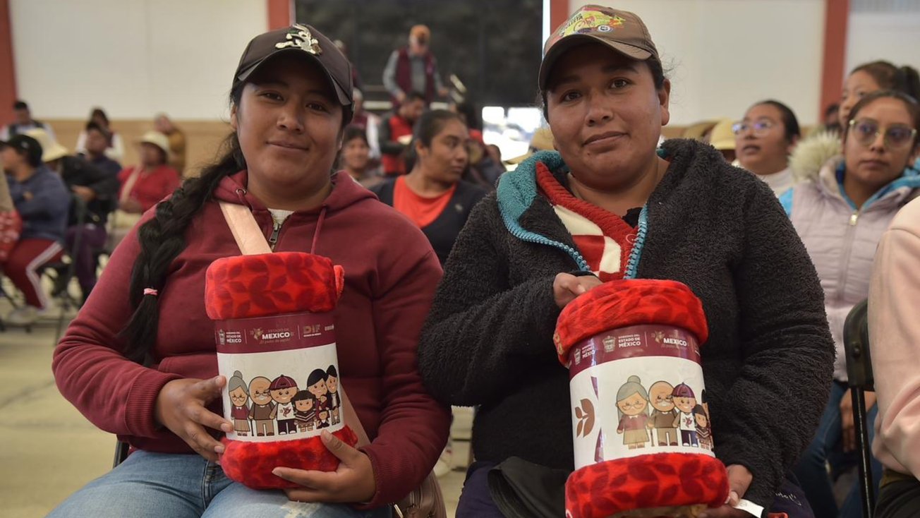 Delfina Gómez y DIFEM entregan 40 mil cobertores: 92% del Edomex cubierto