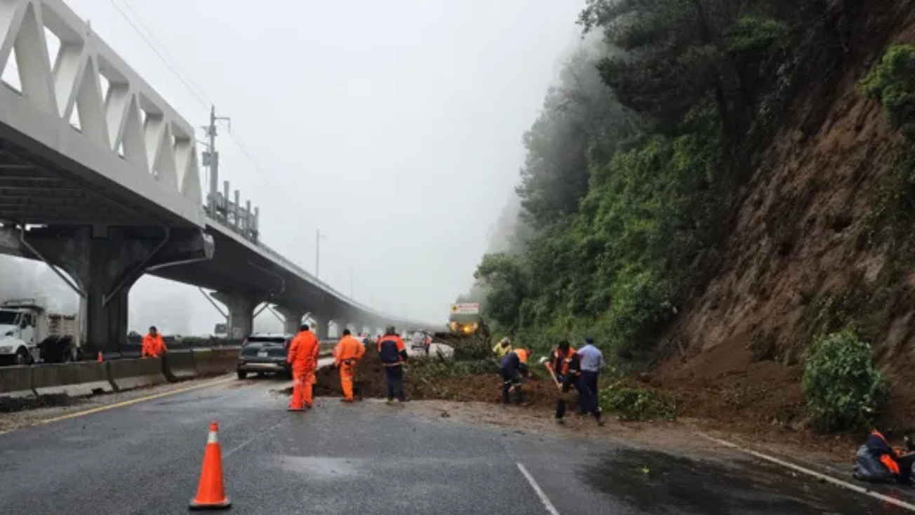 Deslave en la México - Toluca rumbo a Santa Fe causa caos