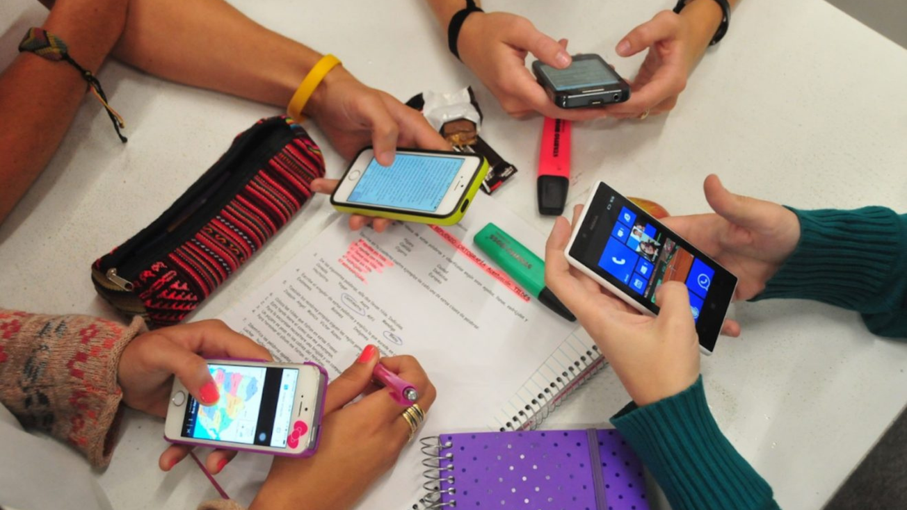 Congreso de Edomex analiza iniciativa para regular uso de celulares en escuelas