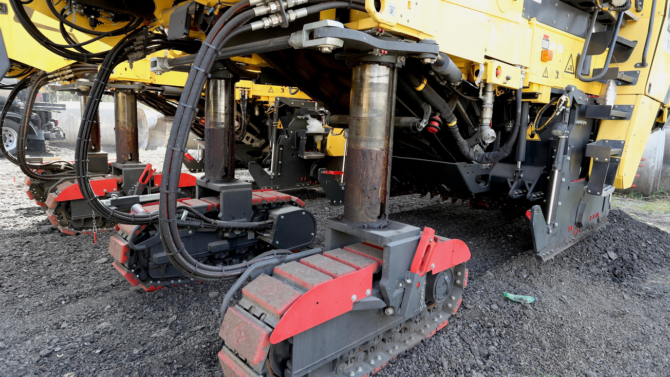 Entrega SICT 6 trenes de pavimentación por 500 mdp a Edomex