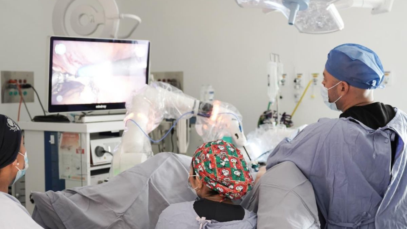 Tecnología robótica fortalece cirugías gratuitas en Edomex