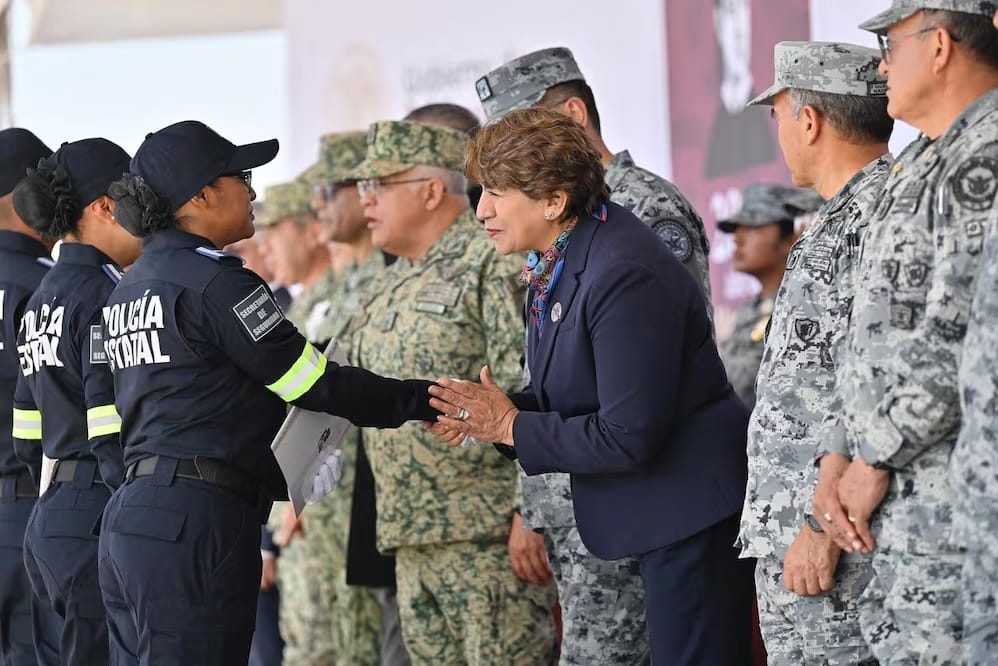 Entrega Delfina Gómez patrullas y armamento a 85 municipios