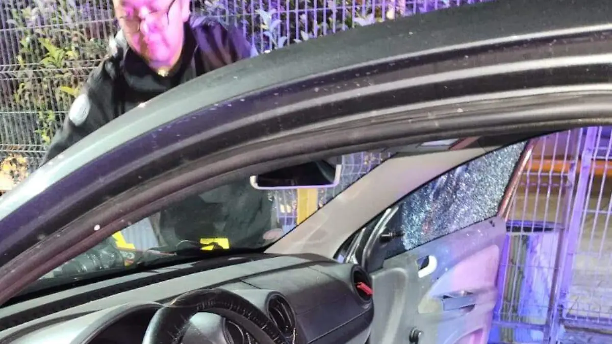 Mujer dispara al auto de su pareja tras encontrarlo en bar en Edomex